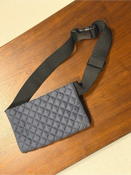 The Unbranded Brand Other - Quilted Navy Crossbody Fanny Pack Belt Bag Gray EUC